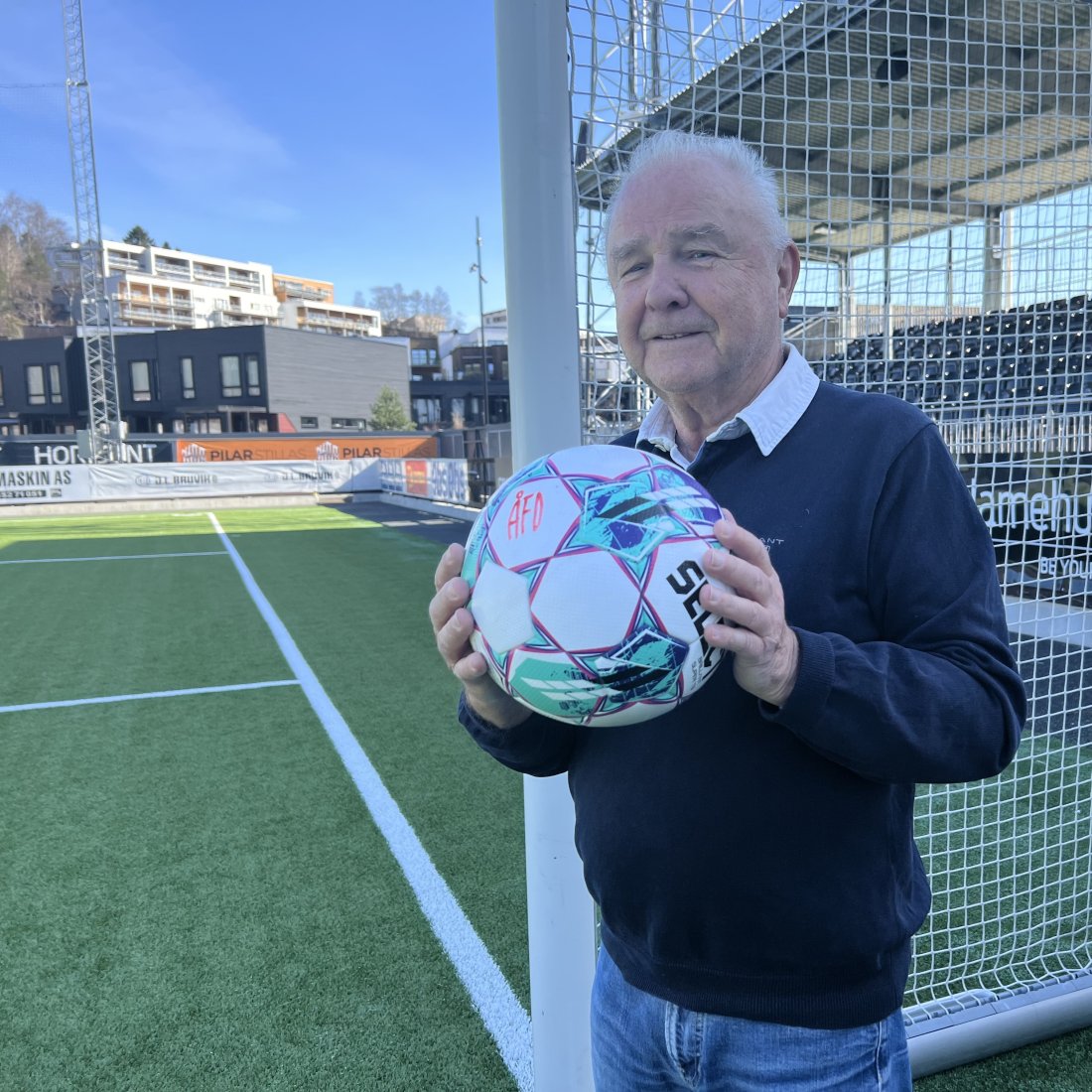 Magne Ohllen med ball.jpg