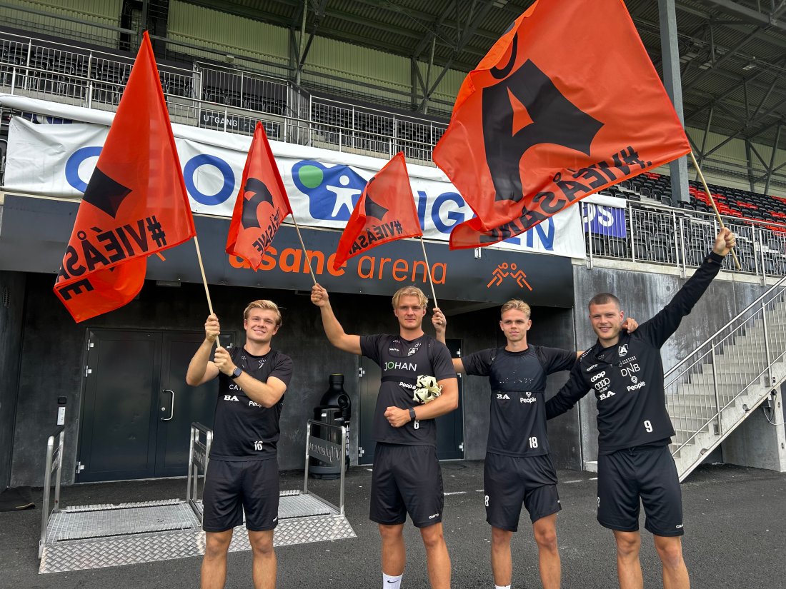 Flagg modellert av Didrik Fredriksen, Ola Heltne-Nilsen, Ole Kallevåg og Erling Flotve Myklebust fra A-lag herrer