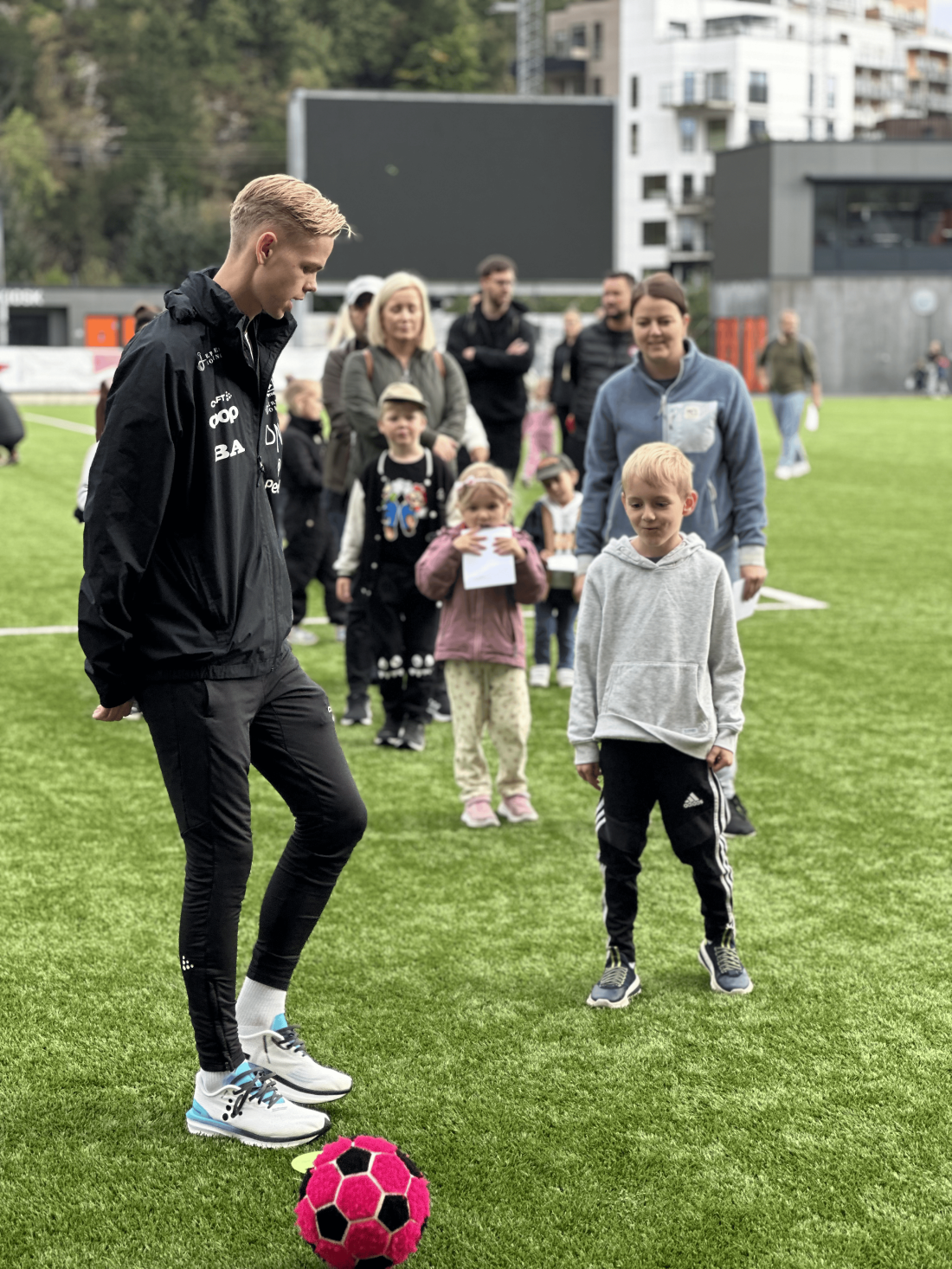 Ole kallevåg og en liten gutt som smiler 